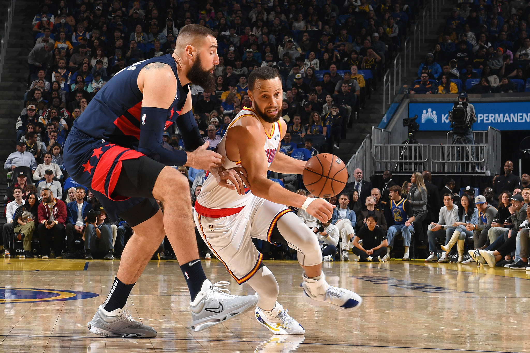 勇士主场大胜奇才，库里三分球中