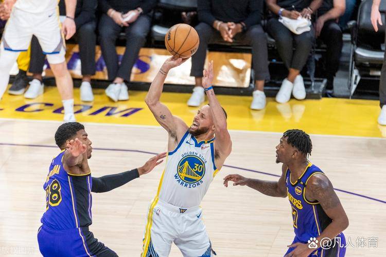 关于湖人B队横扫日本男篮，费沃斯三分雨点燃全场的信息