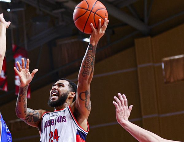 关于广东队力克广州队,布克惊艳四座的信息 关于广东队力克广州队,布克惊艳四座的信息