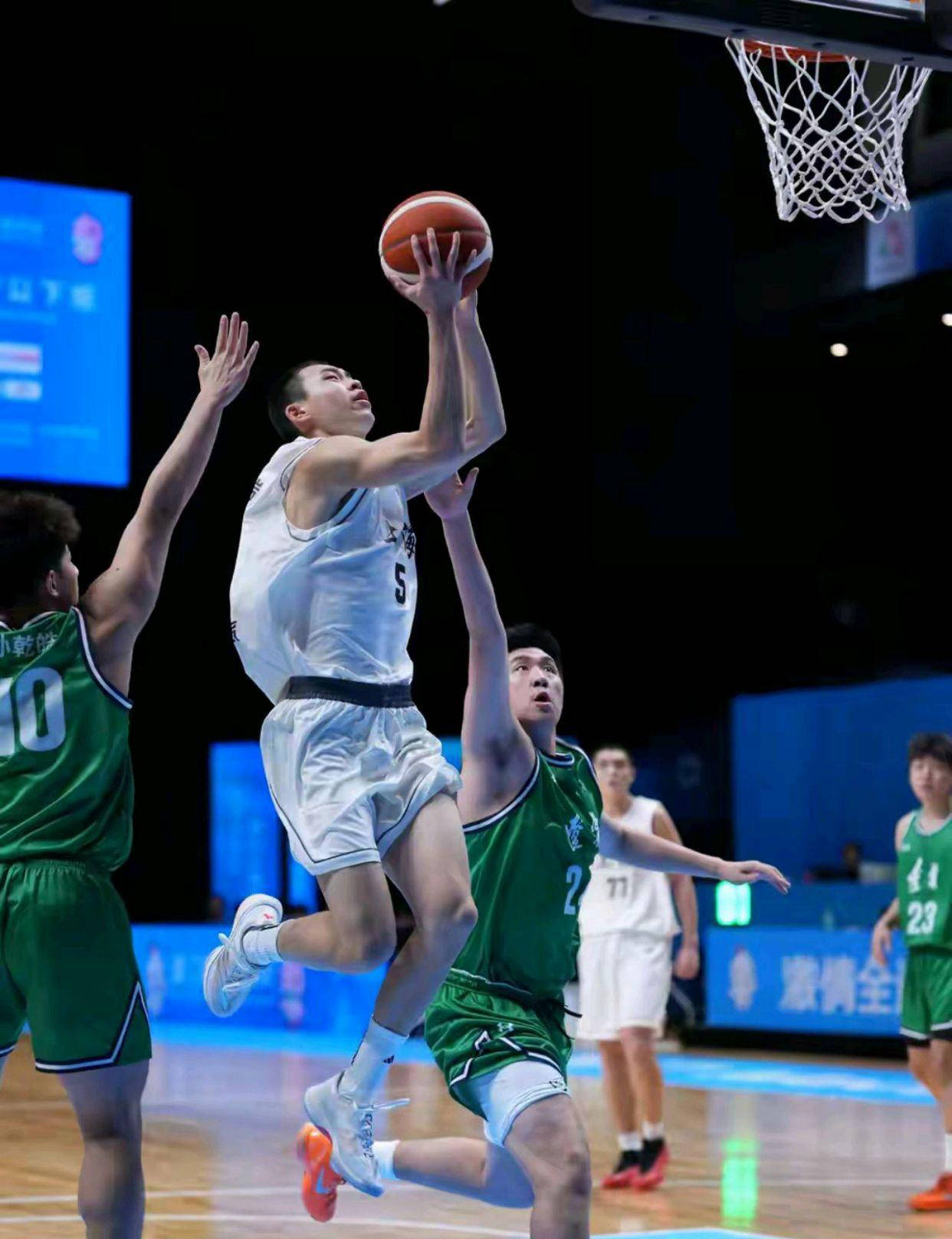 上海队完胜辽宁队，詹姆斯惊艳四座