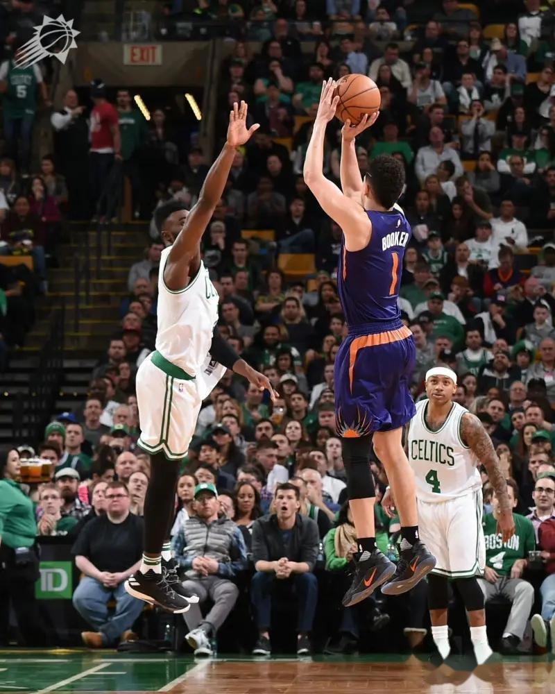 浙江队翻盘雄鹿，布克扛起全队的简单介绍