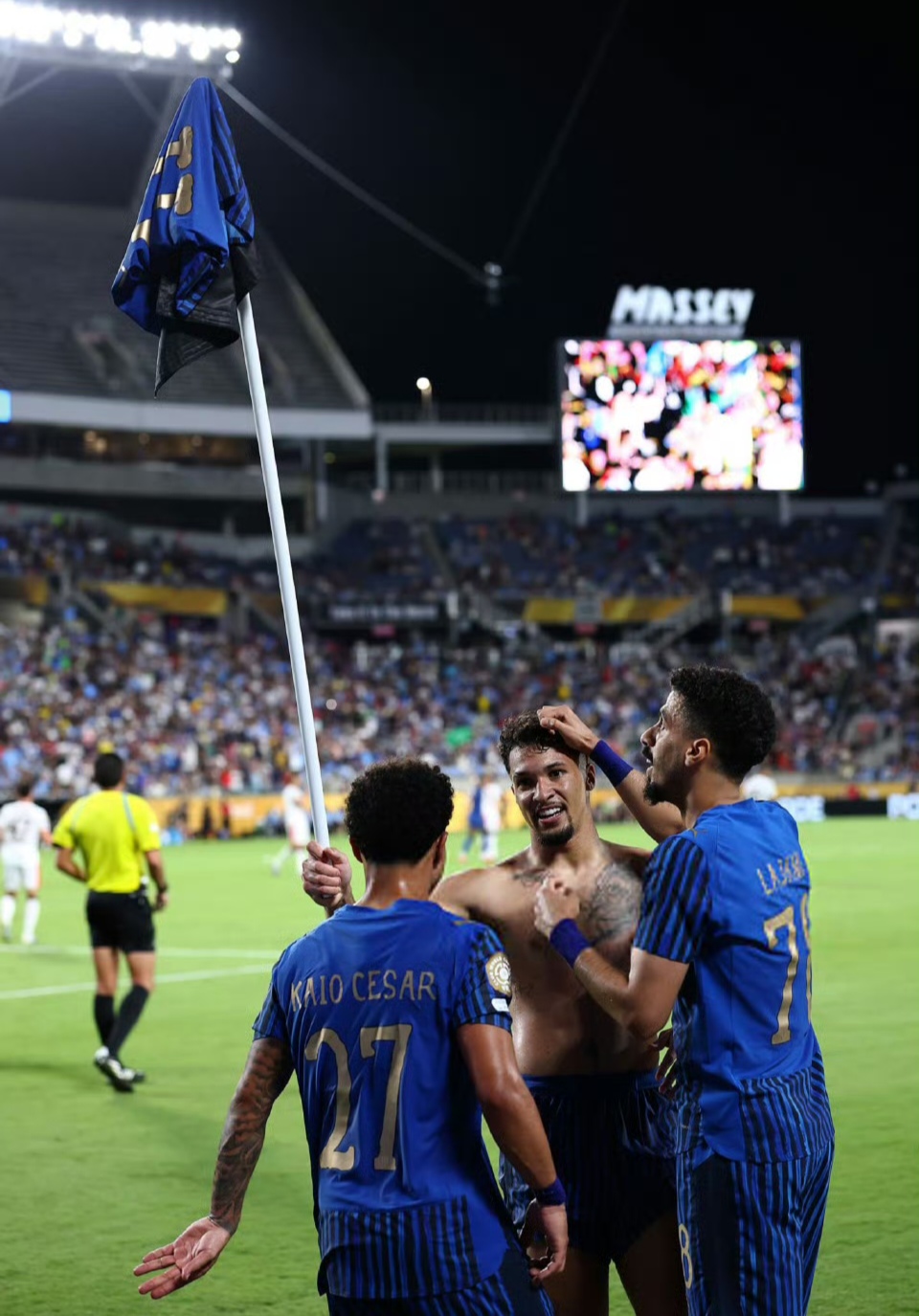 包含国际米兰轻取希腊，奥亚尔萨瓦尔统治全场的词条