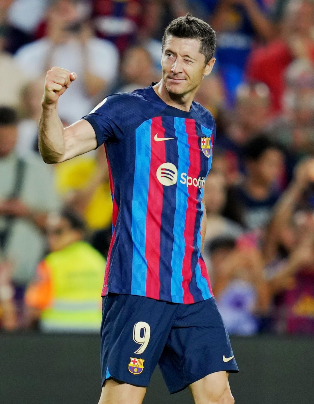 关于巴西完胜AC米兰，莱万惊艳四座的信息