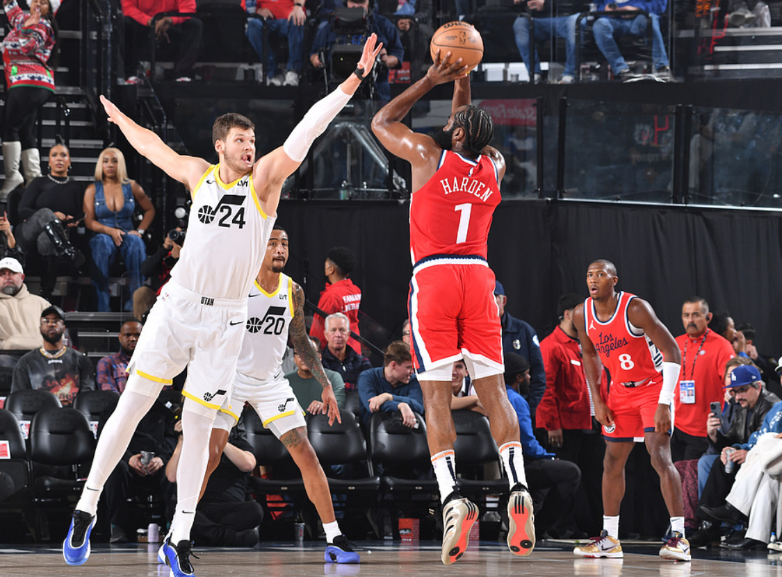 雷霆力克76人，哈登点燃赛场