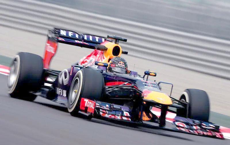 红牛车队绝杀雷诺车队，汉密尔顿点燃赛场