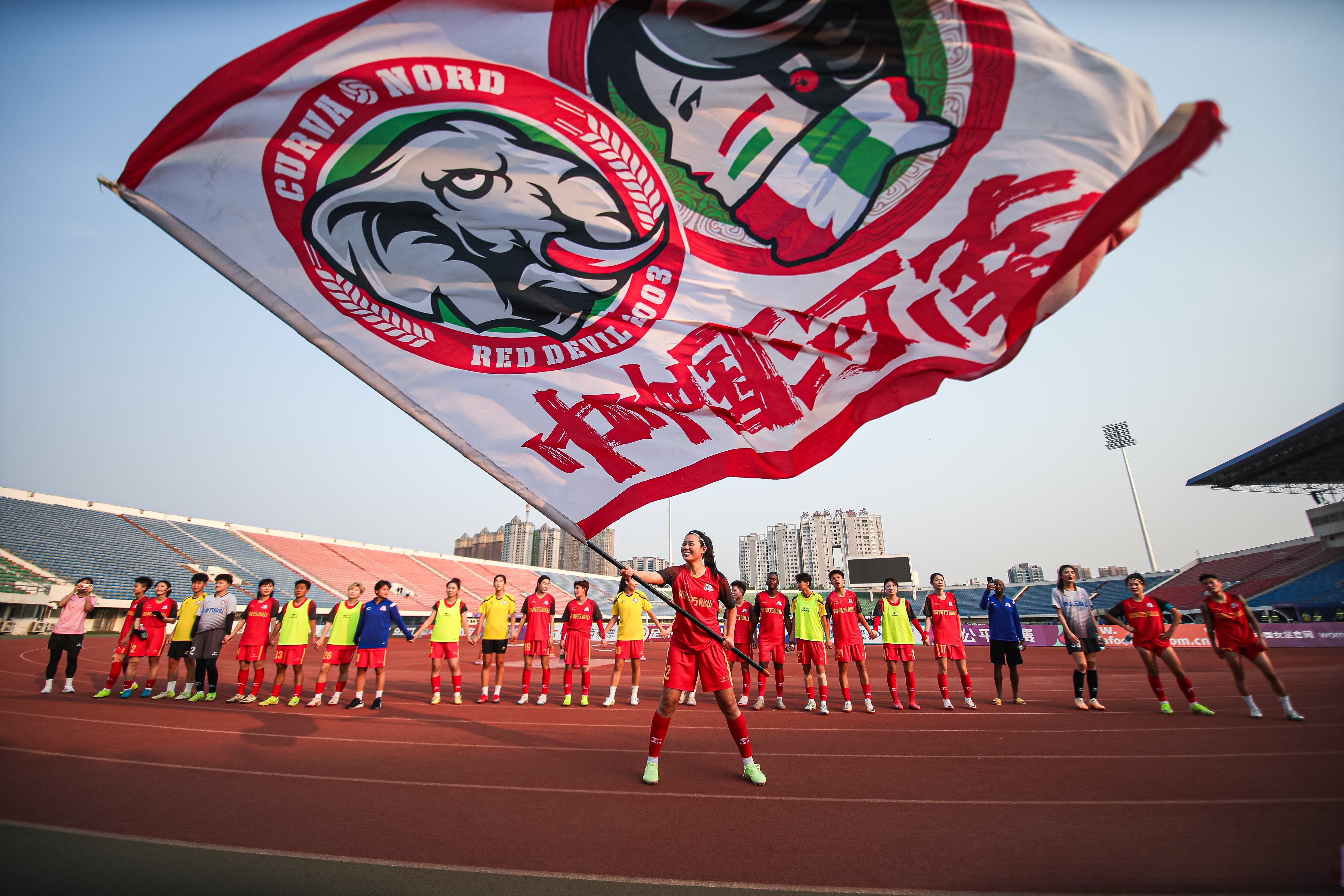 狼堡队在本土足球比赛中夺冠 狼堡队在本土足球比赛中夺冠