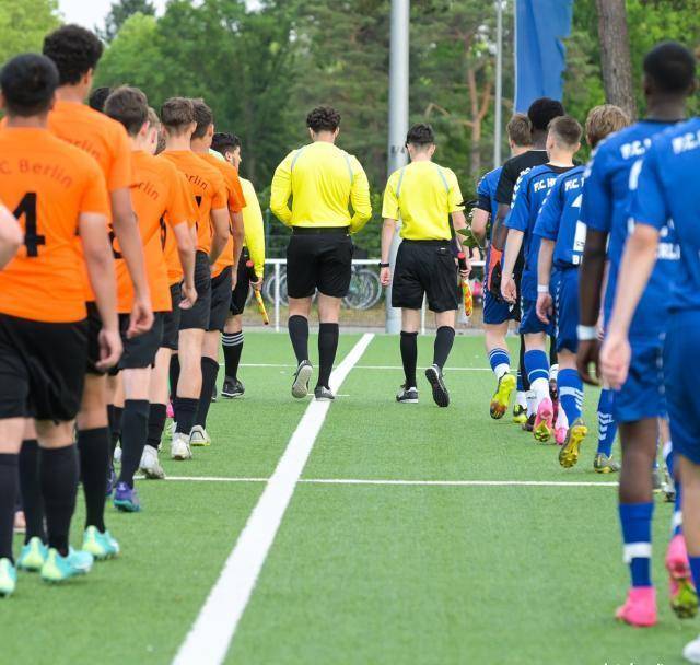 包含年轻球员前往国外足球训练基地接受技术支持的词条 包含年轻球员前往国外足球训练基地接受技术支持的词条