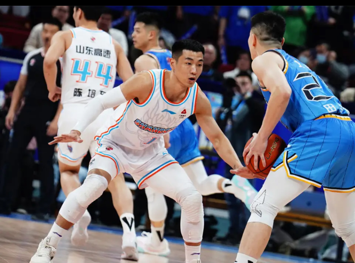 CBA比赛：广东轻松战胜上海