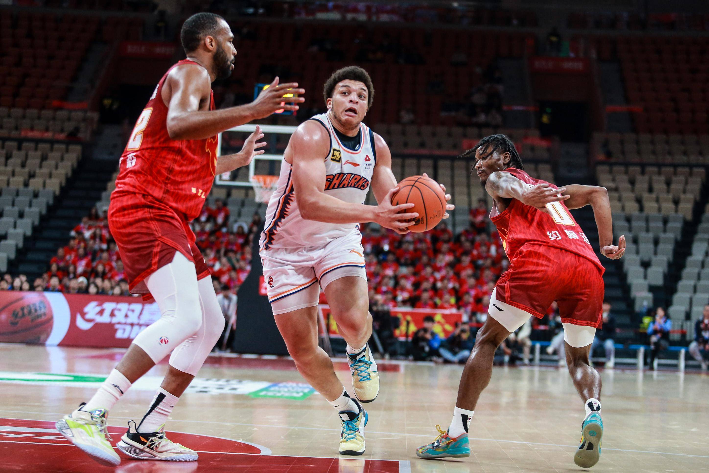 CBA比赛：广东轻松战胜上海