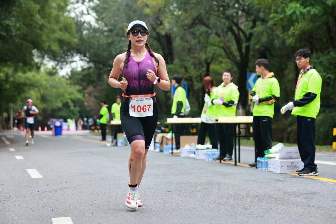 铁人三项女子团体决赛激烈角逐中国选手包揽的简单介绍 铁人三项女子团体决赛激烈角逐中国选手包揽的简单介绍