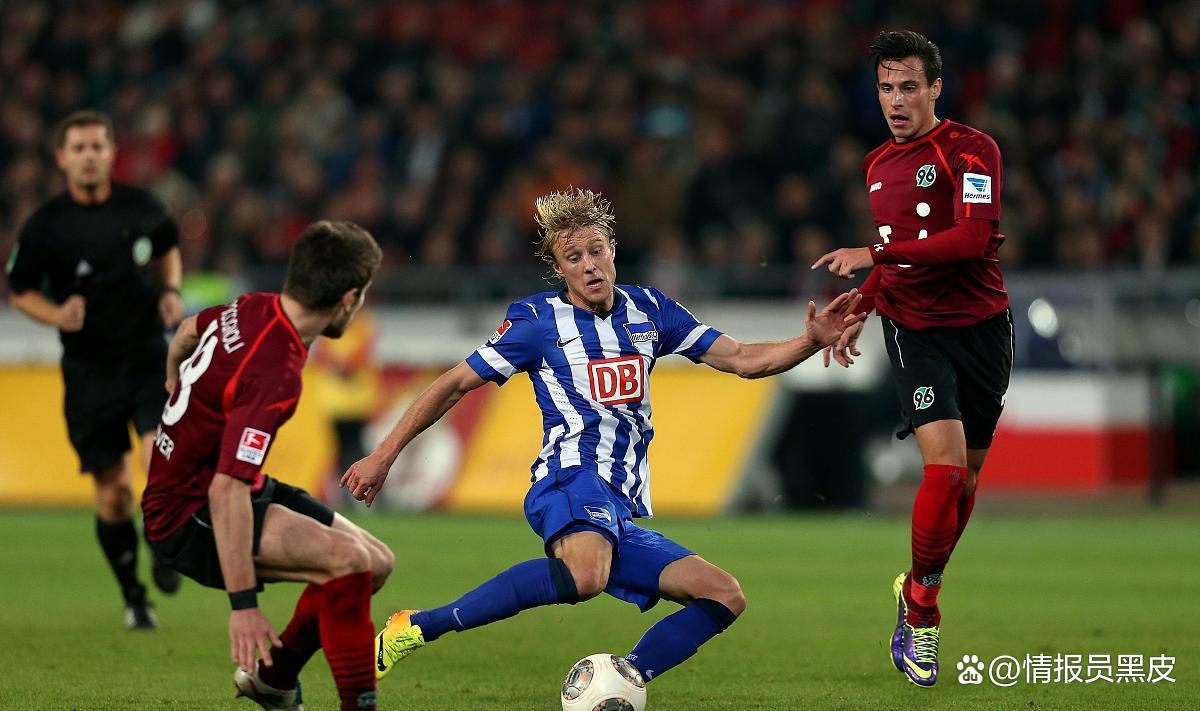 埃瓦尔努力防守,贝蒂斯难抵进攻 埃瓦尔努力防守,贝蒂斯难抵进攻