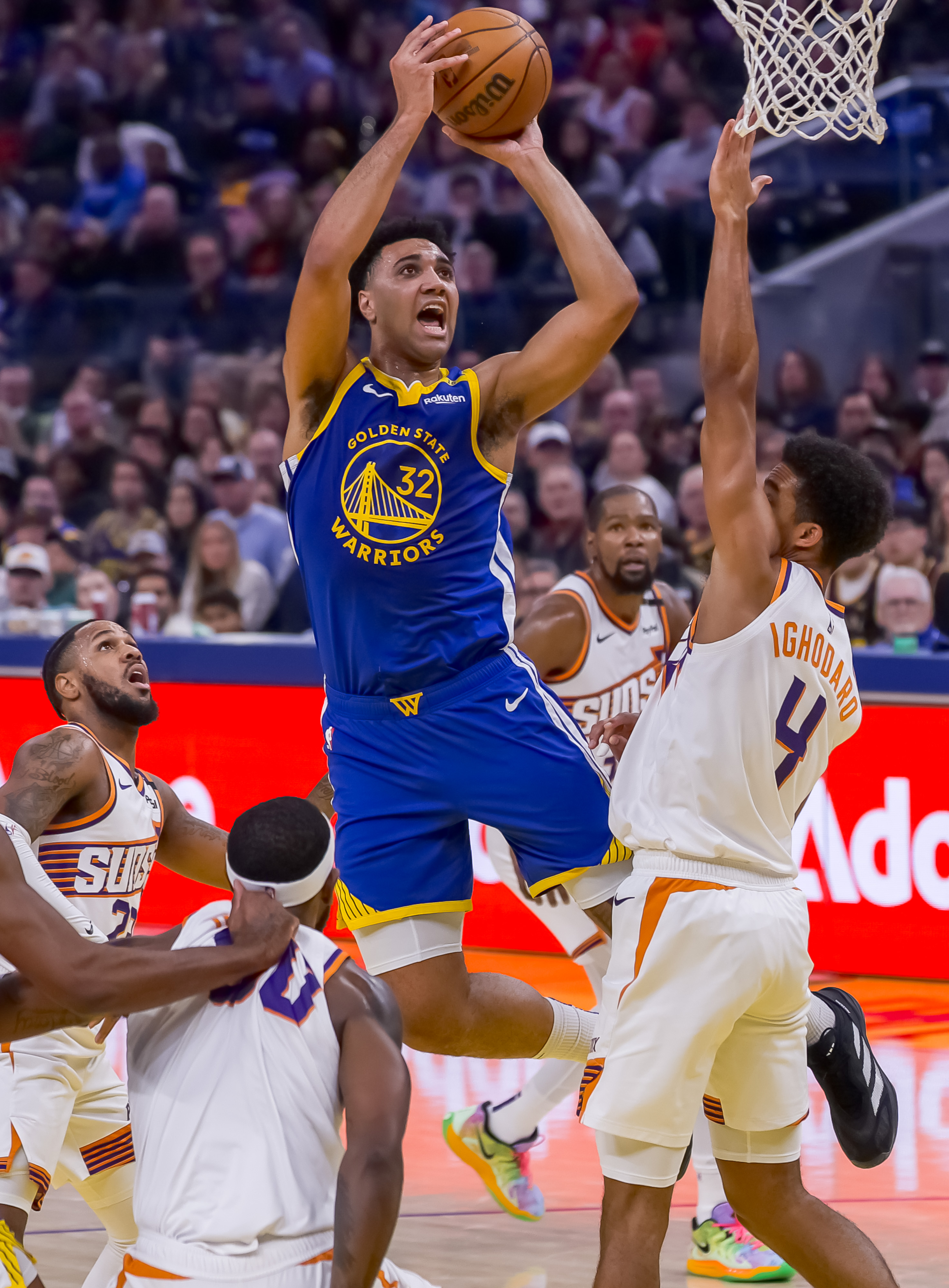 球员拼尽全力，不负众望获得胜利