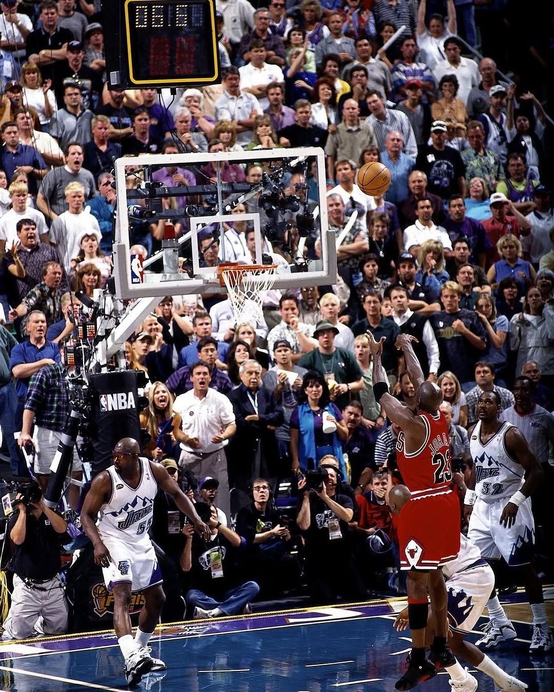 包含公牛客场擒活塞,拉文高效砍下全队最高得分的词条 包含公牛客场擒活塞,拉文高效砍下全队最高得分的词条