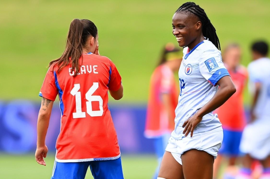 丹麦女足球队备战海外比赛