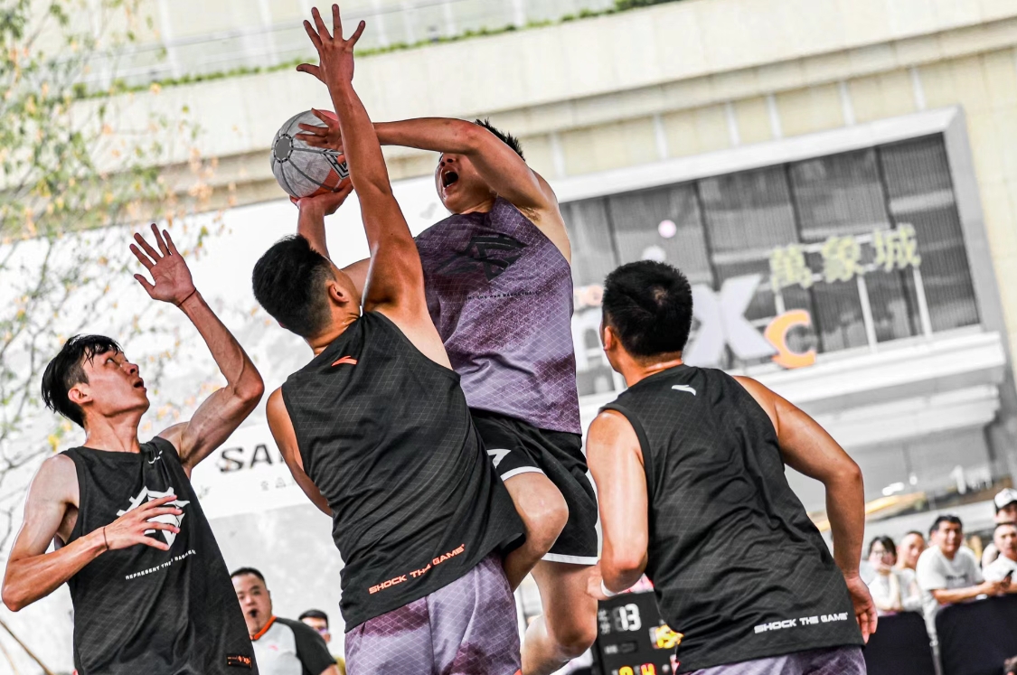 关于球场上聚焦能量,篮球赛事引领狂热精神的信息 关于球场上聚焦能量,篮球赛事引领狂热精神的信息