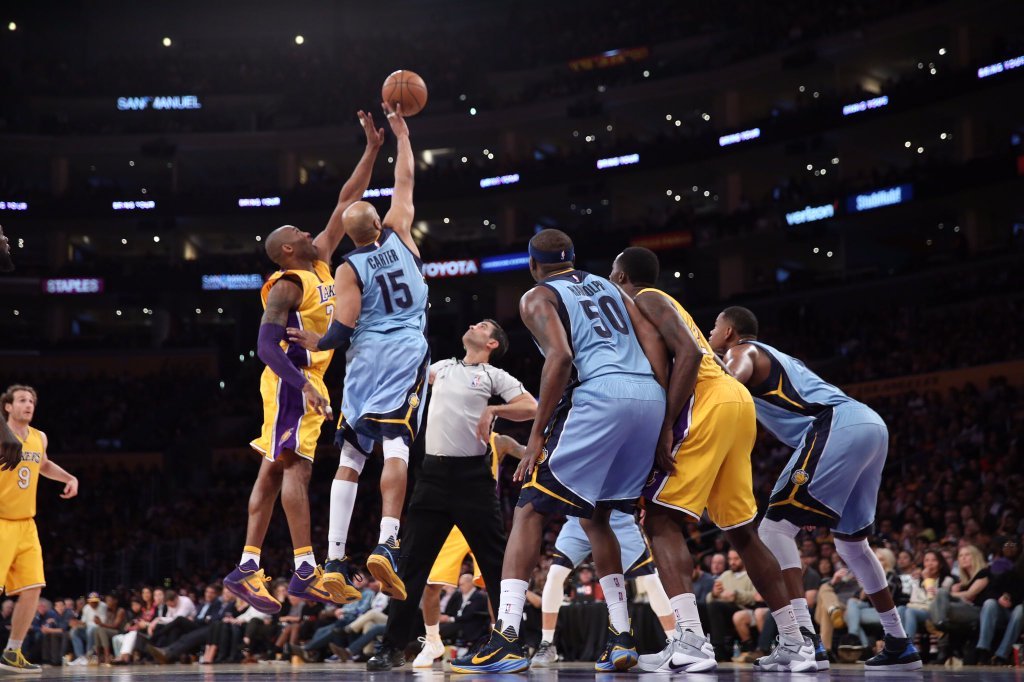 关于球场上聚焦能量,篮球赛事引领狂热精神的信息 关于球场上聚焦能量,篮球赛事引领狂热精神的信息