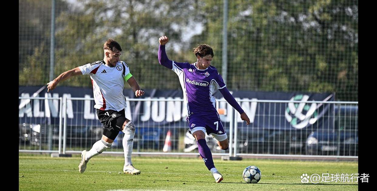 佛罗伦萨球员集体训练备战下一场比赛 佛罗伦萨球员集体训练备战下一场比赛