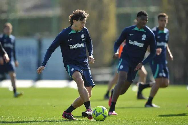 佛罗伦萨球员集体训练备战下一场比赛 佛罗伦萨球员集体训练备战下一场比赛