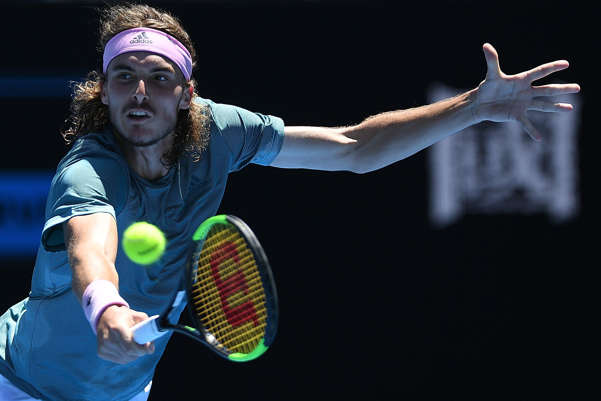 英国网球队横扫世界网球队，西西帕斯送出助攻