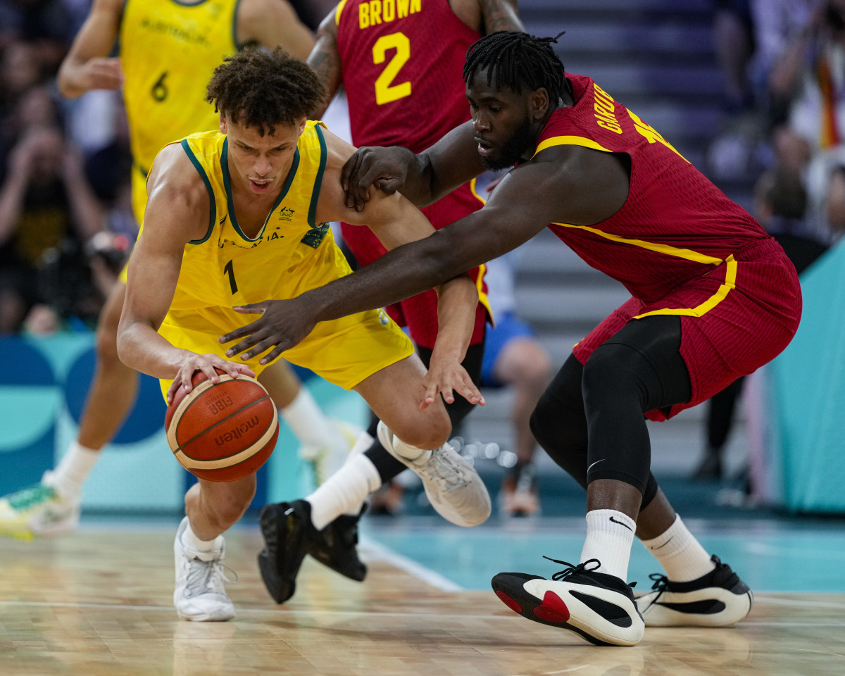 关于美国男篮强势中国男篮，库里统治全场的信息