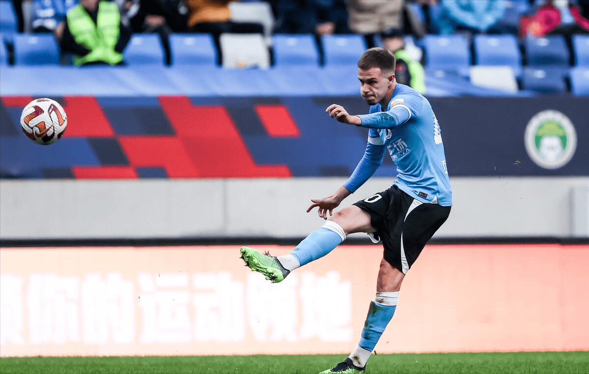 辽宁宏运前锋连续破门，为球队努力赢得分