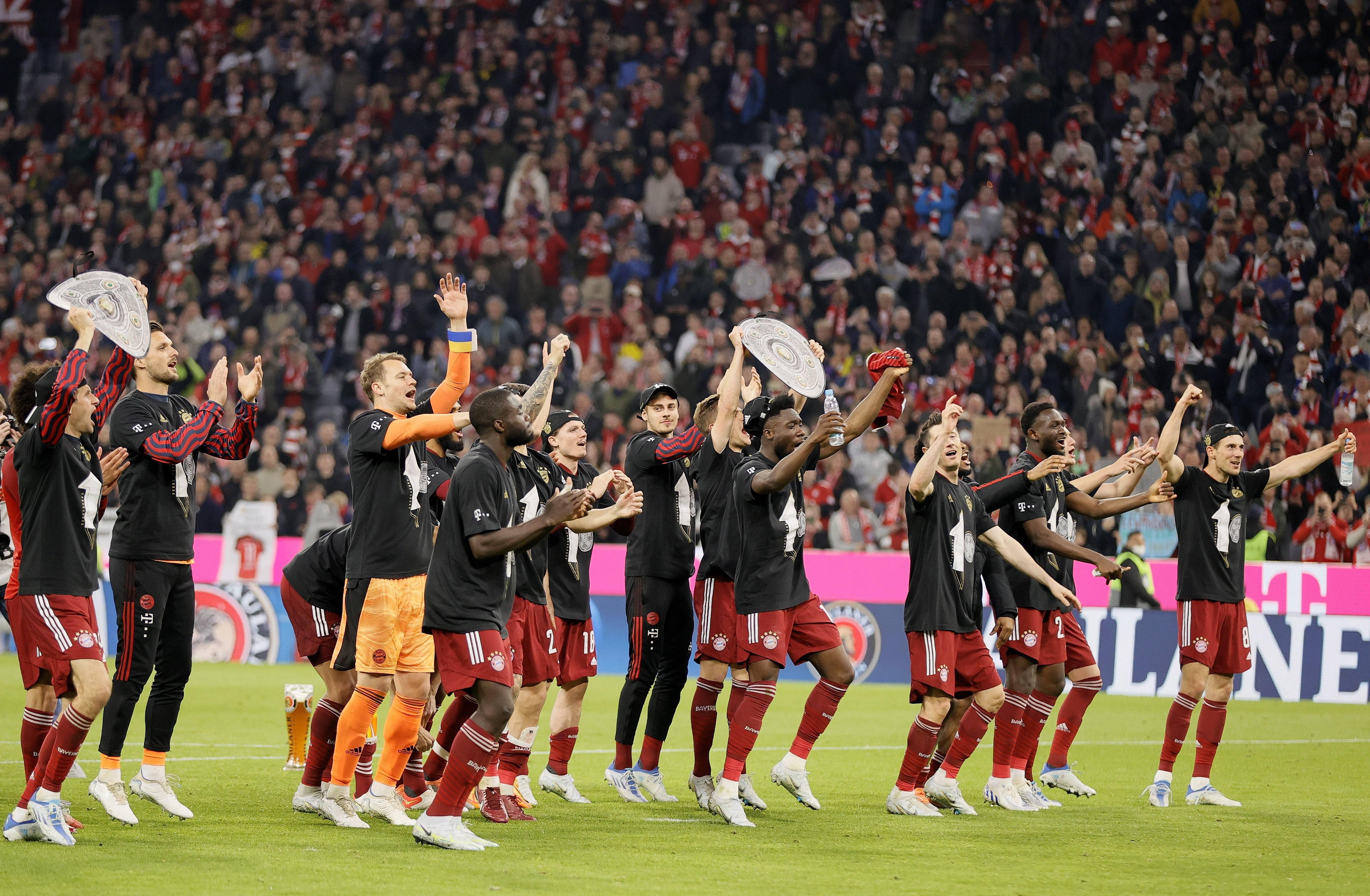 包含拜仁慕尼黑大胜沙尔克，莱万多夫斯基攻入帽子戏法的词条