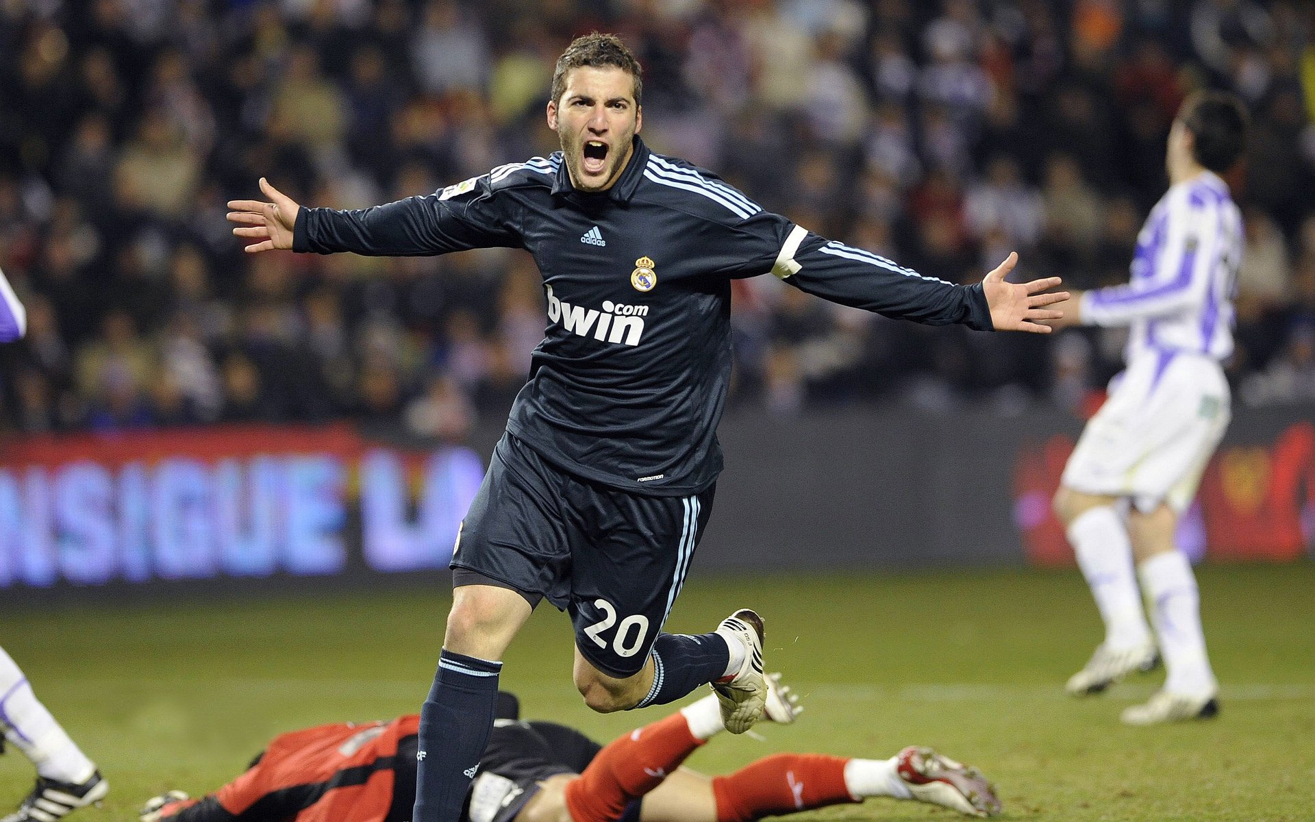 黄喜灿冠军级表现闪耀，新西兰速胜AC米兰引爆足坛